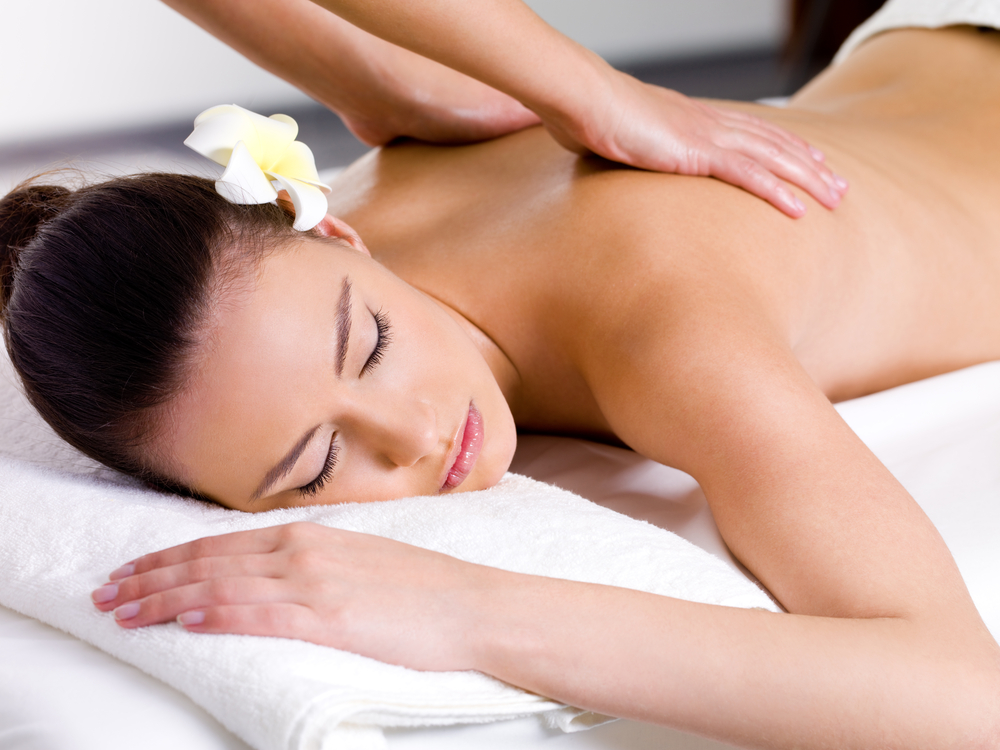 krásná žena odpočívá při relaxační masáži v salonu